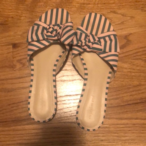 Cupcakes and Cashmere Slides with bow - Picture 1 of 2